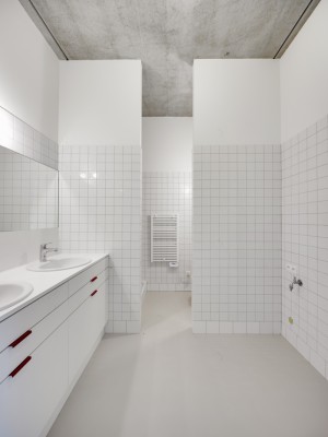 De uitgeruste badkamer met douche en lavabo van het gelijkvloersappartement Gravinstraat 35/001