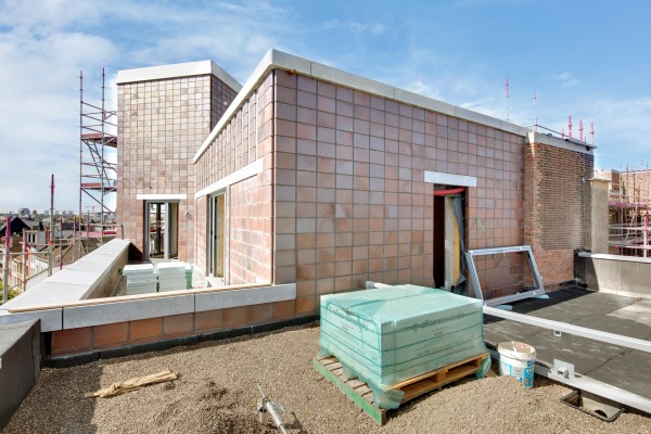 Aanleg dakterras Fierensblokken met een nieuwe toegang tot het dak.