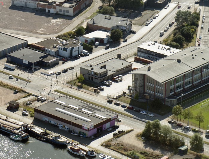 Luchtfoto van het voormalige milieugebouw in de Slachthuiswijk