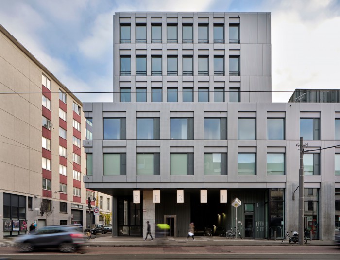 Voorgevel appartementsgebouw met wijkkantoor Zegel (2019) © AG VESPA - Sepp Van Dun
