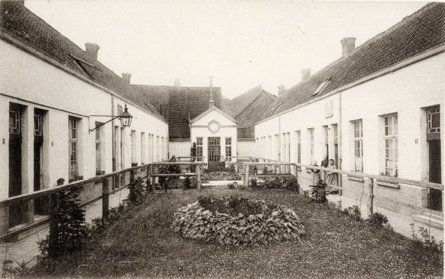 1914 - De binnenplaats van het Godshuis Van Der Biest © Stadsarchief Antwerpen - www.felixarchief.be