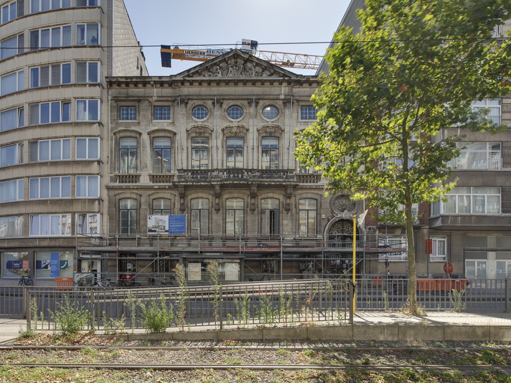 Gevel van Belgiëlei 91 met de werfkraan in de tuin op de achtergrond.