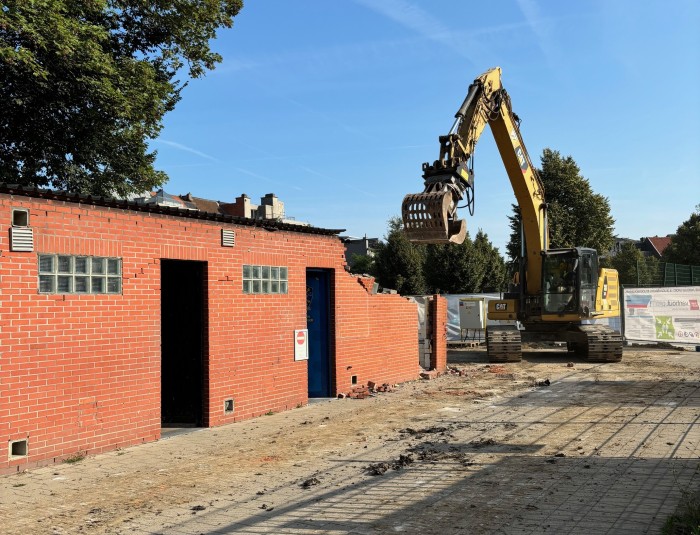 afbraak bestaande kleedkamergebouw van de voetbalclub